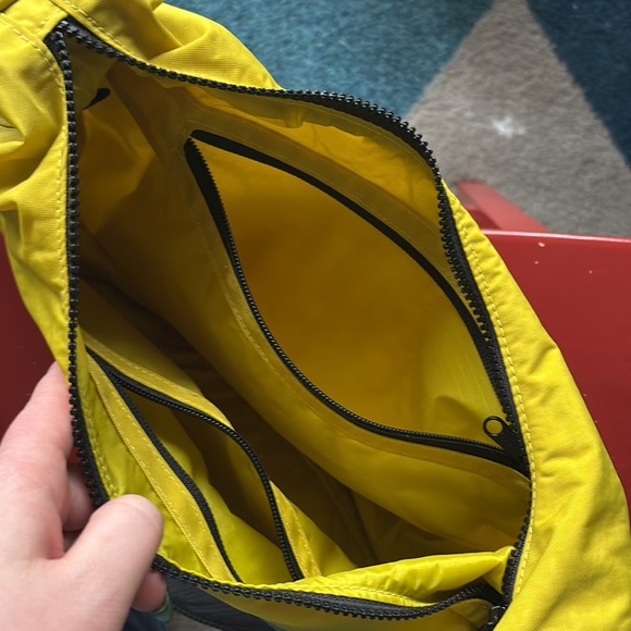 Yellow medium crescent Baggu crossbody bag - Picture 5 of 5
